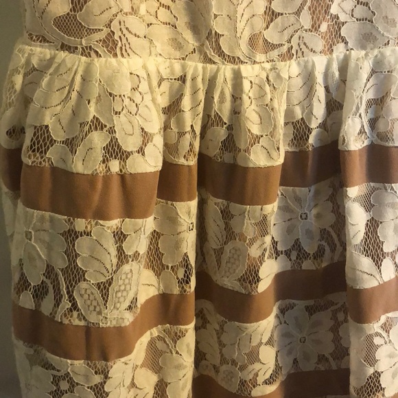 White and tan lace peplum dress - Picture 5 of 5
